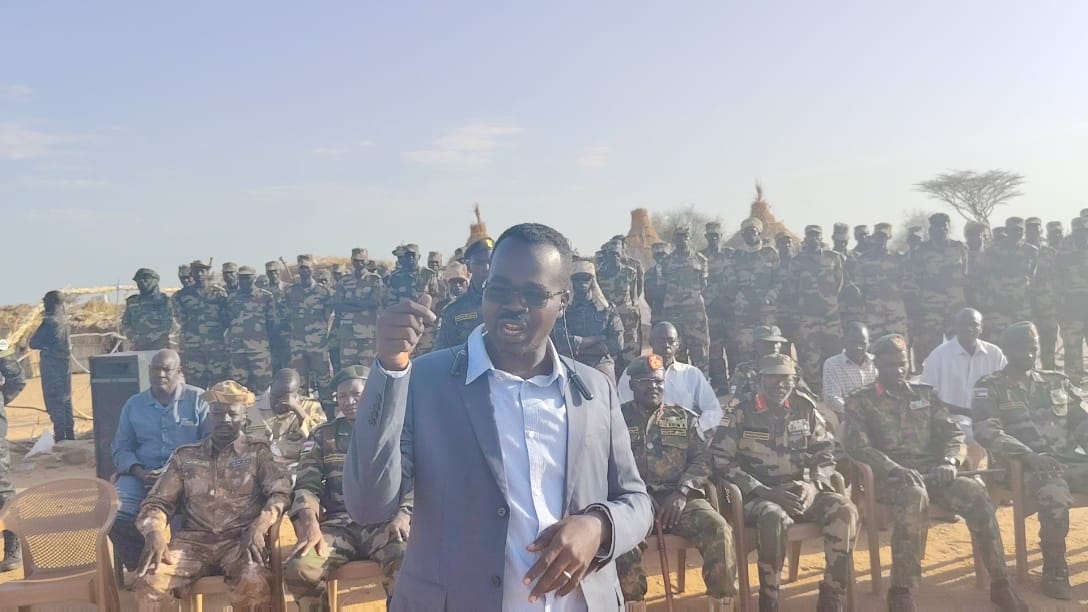 أمين التنظيم والإدارة بحركة العدل والمساواة السودانية الجديدة يقدم محاضرة حول العمل التنظيمي والإداري للقوات بالميدان